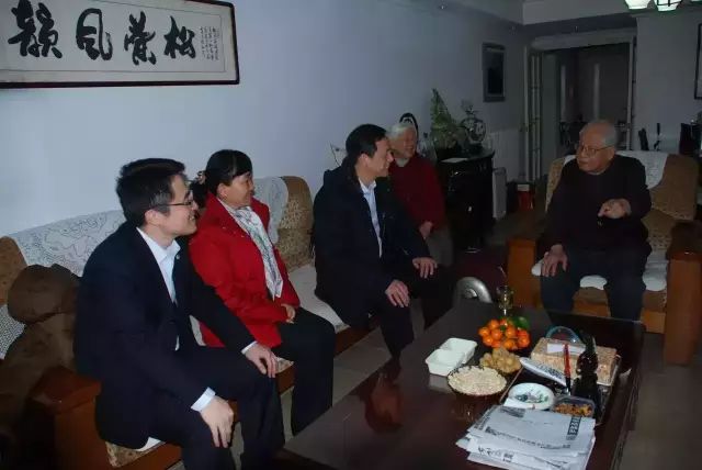公司領(lǐng)導(dǎo)看望離退休老同志4.jpg