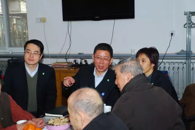 公司領(lǐng)導(dǎo)看望離退休老同志12.jpg 公司領(lǐng)導(dǎo)看望離退休老同志12.jpg